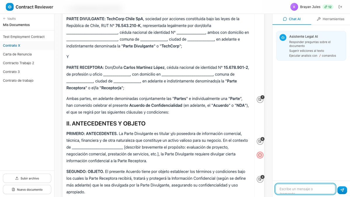 Editor mostrando un contrato con anotaciones de riesgos detectados por IA
