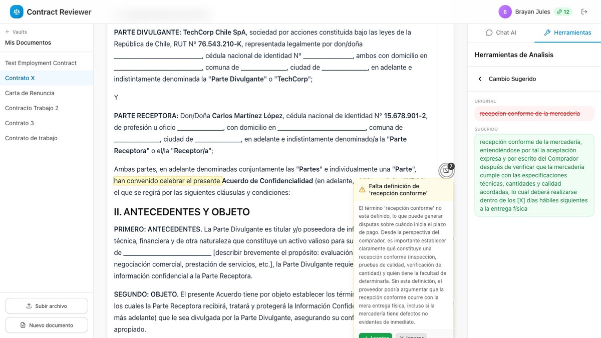 Editor mostrando comentarios al margen con sugerencias de mejora y controles para aceptar o rechazar